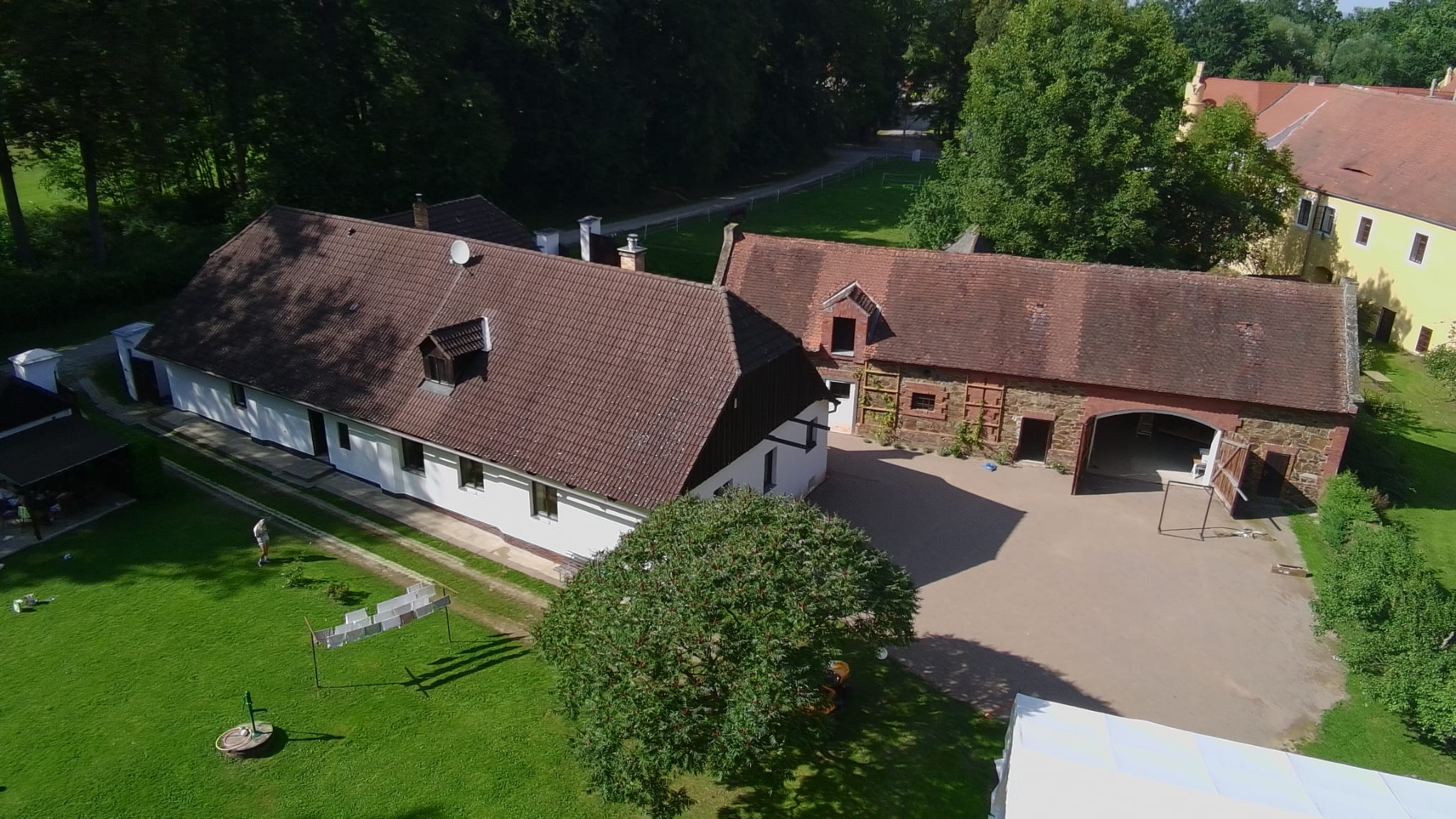 Chalupa Libějovice — zahrada a exteriér